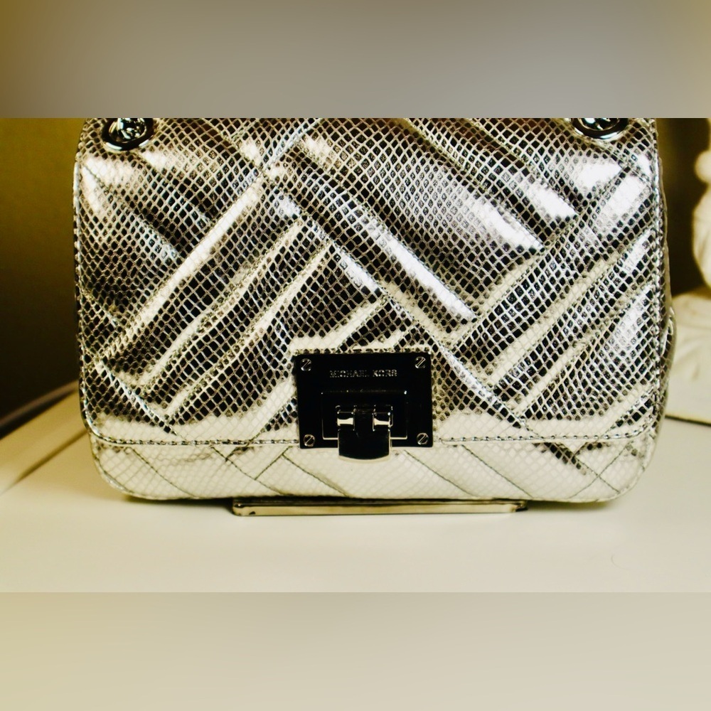 “HOST PICK” MICHAEL KORS Metallic Silver Quilted Leather with a Chain Strap - Picture 5 of 17